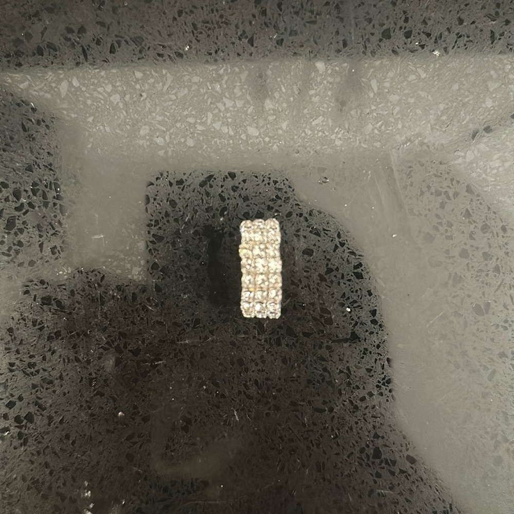 Woman’s Diamond Ring - Picture 2 of 3